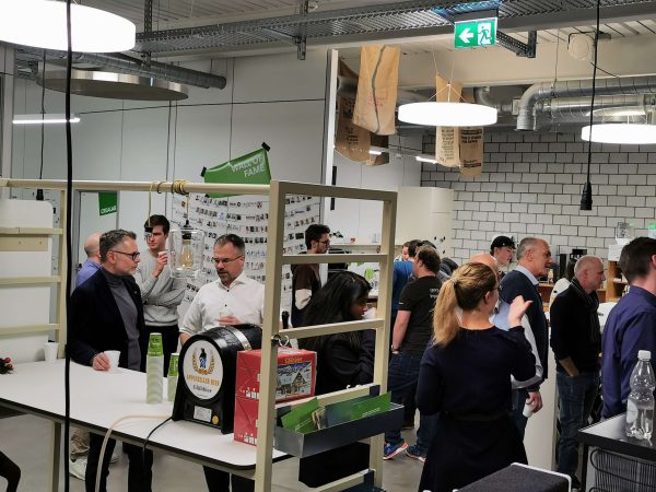 Ein Bild mit den Teilnehmern der Veranstaltung "Bier um 4", die netzwerken.